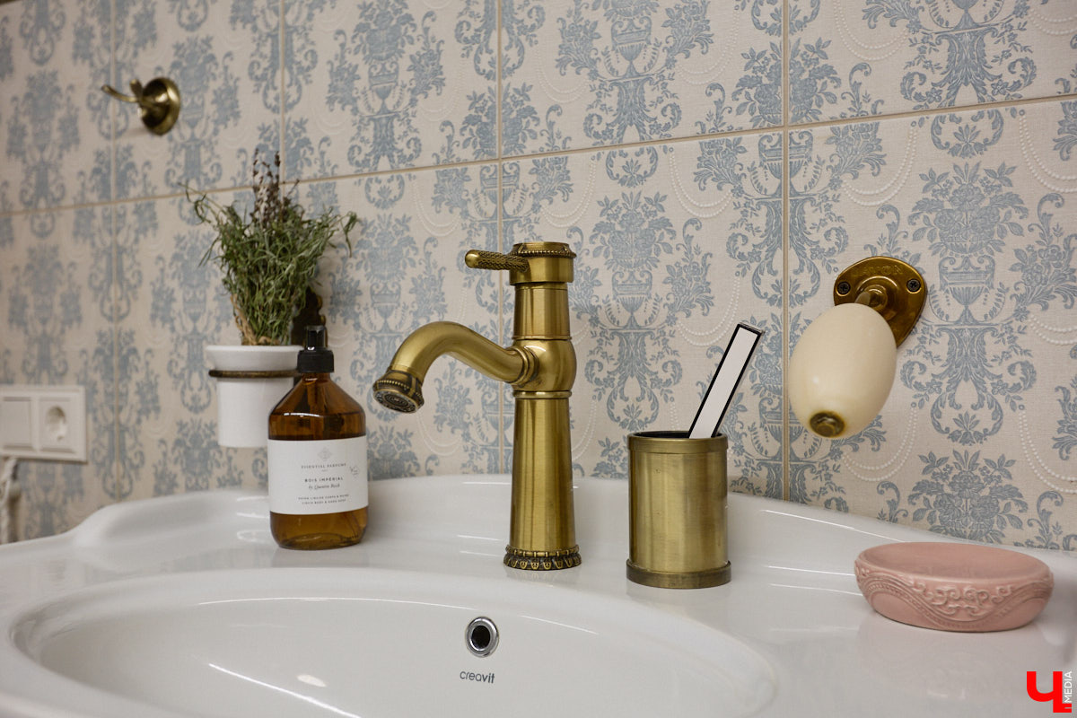 Домики Суздаля радуют взор ажурными узорами, нарядными наличниками и  свежевыкрашенными фасадами. Так и  хочется узнать, что там внутри! «Ключ-Медиа» повезло оказаться за  воротами одного из  строений с  видом на  кремль  — принимала гостей хозяйка роскошного терема Алевтина Савельева.