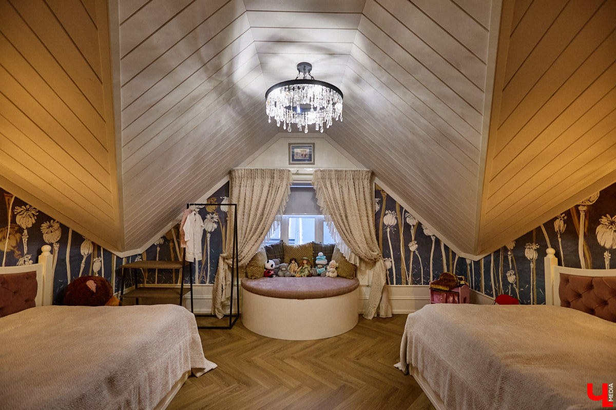 Домики Суздаля радуют взор ажурными узорами, нарядными наличниками и  свежевыкрашенными фасадами. Так и  хочется узнать, что там внутри! «Ключ-Медиа» повезло оказаться за  воротами одного из  строений с  видом на  кремль  — принимала гостей хозяйка роскошного терема Алевтина Савельева.