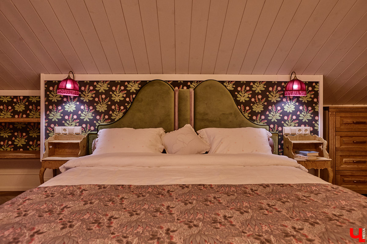 Домики Суздаля радуют взор ажурными узорами, нарядными наличниками и  свежевыкрашенными фасадами. Так и  хочется узнать, что там внутри! «Ключ-Медиа» повезло оказаться за  воротами одного из  строений с  видом на  кремль  — принимала гостей хозяйка роскошного терема Алевтина Савельева.