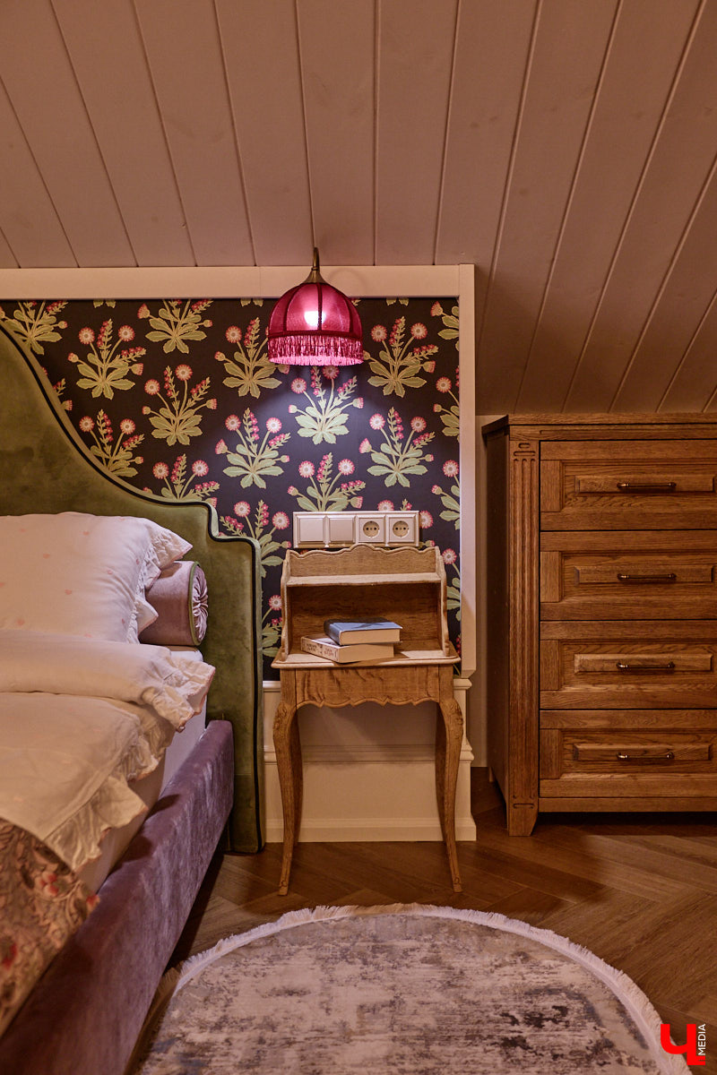 Домики Суздаля радуют взор ажурными узорами, нарядными наличниками и  свежевыкрашенными фасадами. Так и  хочется узнать, что там внутри! «Ключ-Медиа» повезло оказаться за  воротами одного из  строений с  видом на  кремль  — принимала гостей хозяйка роскошного терема Алевтина Савельева.