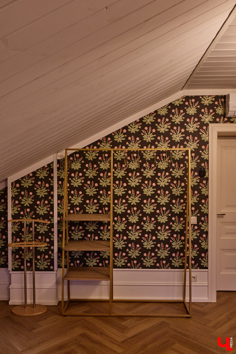 Домики Суздаля радуют взор ажурными узорами, нарядными наличниками и  свежевыкрашенными фасадами. Так и  хочется узнать, что там внутри! «Ключ-Медиа» повезло оказаться за  воротами одного из  строений с  видом на  кремль  — принимала гостей хозяйка роскошного терема Алевтина Савельева.