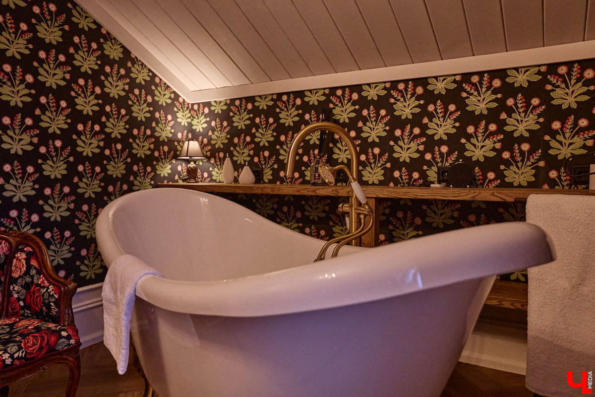 Домики Суздаля радуют взор ажурными узорами, нарядными наличниками и  свежевыкрашенными фасадами. Так и  хочется узнать, что там внутри! «Ключ-Медиа» повезло оказаться за  воротами одного из  строений с  видом на  кремль  — принимала гостей хозяйка роскошного терема Алевтина Савельева.