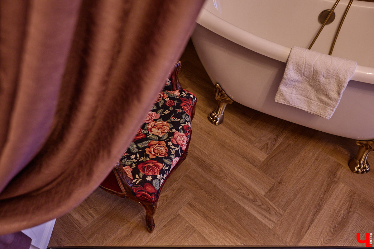 Домики Суздаля радуют взор ажурными узорами, нарядными наличниками и  свежевыкрашенными фасадами. Так и  хочется узнать, что там внутри! «Ключ-Медиа» повезло оказаться за  воротами одного из  строений с  видом на  кремль  — принимала гостей хозяйка роскошного терема Алевтина Савельева.