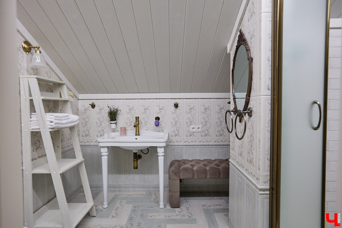 Домики Суздаля радуют взор ажурными узорами, нарядными наличниками и  свежевыкрашенными фасадами. Так и  хочется узнать, что там внутри! «Ключ-Медиа» повезло оказаться за  воротами одного из  строений с  видом на  кремль  — принимала гостей хозяйка роскошного терема Алевтина Савельева.