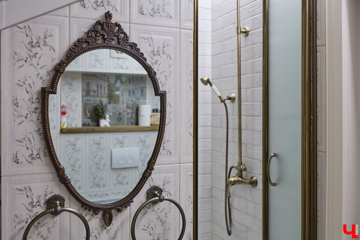 Домики Суздаля радуют взор ажурными узорами, нарядными наличниками и  свежевыкрашенными фасадами. Так и  хочется узнать, что там внутри! «Ключ-Медиа» повезло оказаться за  воротами одного из  строений с  видом на  кремль  — принимала гостей хозяйка роскошного терема Алевтина Савельева.