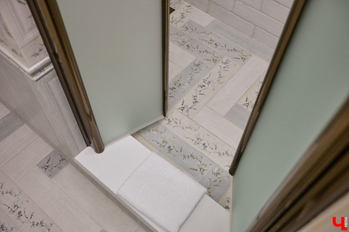 Домики Суздаля радуют взор ажурными узорами, нарядными наличниками и  свежевыкрашенными фасадами. Так и  хочется узнать, что там внутри! «Ключ-Медиа» повезло оказаться за  воротами одного из  строений с  видом на  кремль  — принимала гостей хозяйка роскошного терема Алевтина Савельева.