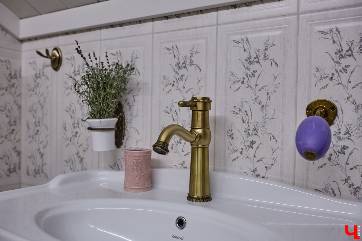 Домики Суздаля радуют взор ажурными узорами, нарядными наличниками и  свежевыкрашенными фасадами. Так и  хочется узнать, что там внутри! «Ключ-Медиа» повезло оказаться за  воротами одного из  строений с  видом на  кремль  — принимала гостей хозяйка роскошного терема Алевтина Савельева.