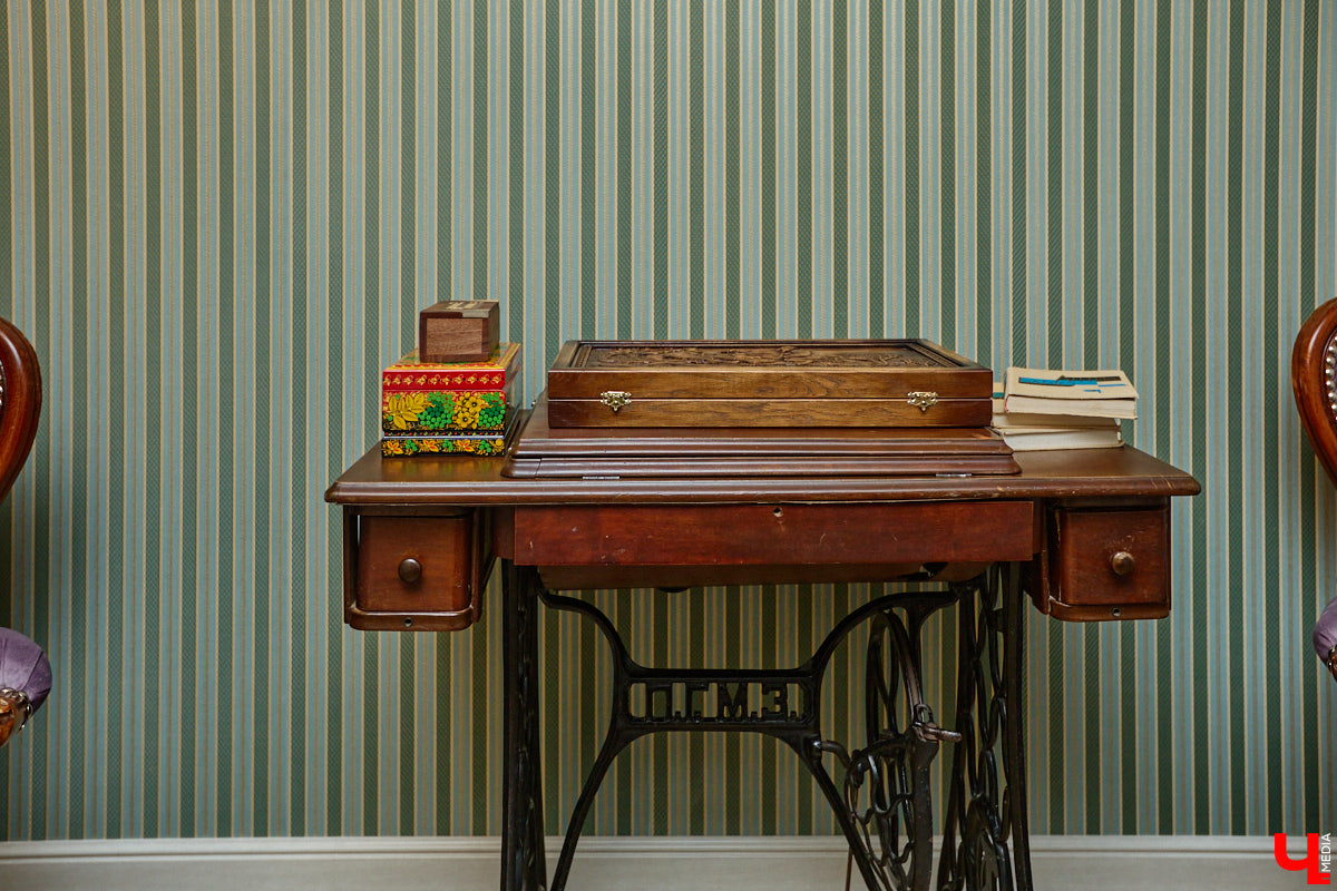 Домики Суздаля радуют взор ажурными узорами, нарядными наличниками и  свежевыкрашенными фасадами. Так и  хочется узнать, что там внутри! «Ключ-Медиа» повезло оказаться за  воротами одного из  строений с  видом на  кремль  — принимала гостей хозяйка роскошного терема Алевтина Савельева.