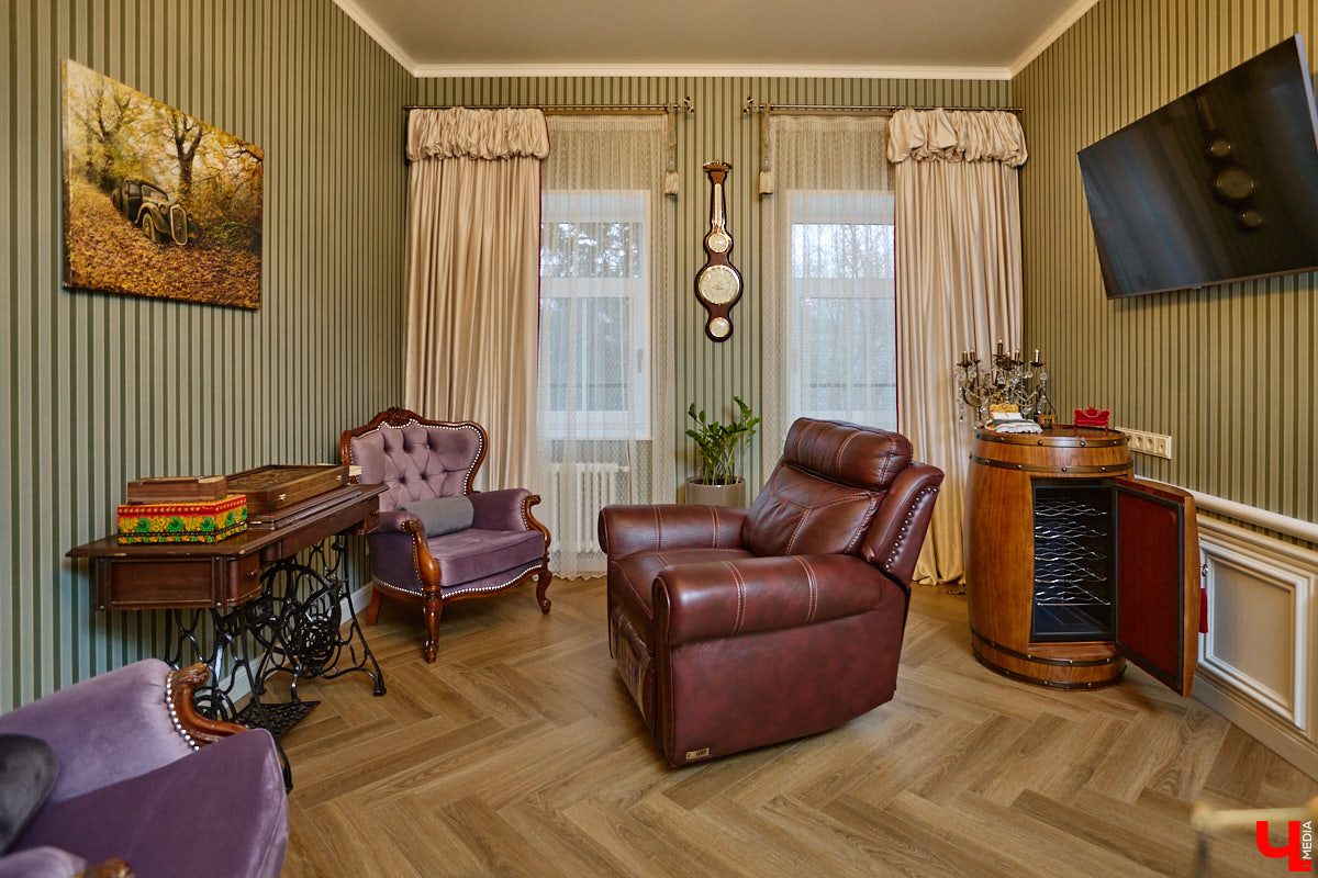 Домики Суздаля радуют взор ажурными узорами, нарядными наличниками и  свежевыкрашенными фасадами. Так и  хочется узнать, что там внутри! «Ключ-Медиа» повезло оказаться за  воротами одного из  строений с  видом на  кремль  — принимала гостей хозяйка роскошного терема Алевтина Савельева.