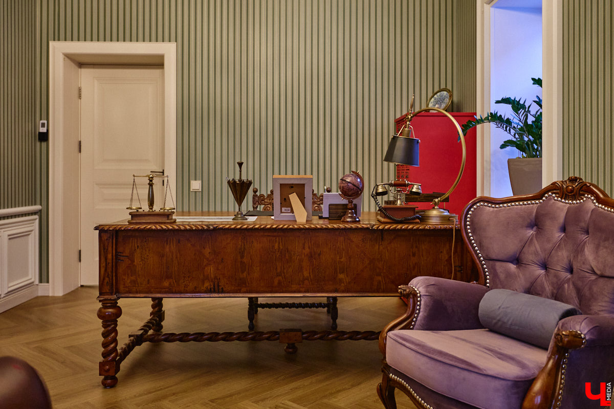 Домики Суздаля радуют взор ажурными узорами, нарядными наличниками и  свежевыкрашенными фасадами. Так и  хочется узнать, что там внутри! «Ключ-Медиа» повезло оказаться за  воротами одного из  строений с  видом на  кремль  — принимала гостей хозяйка роскошного терема Алевтина Савельева.