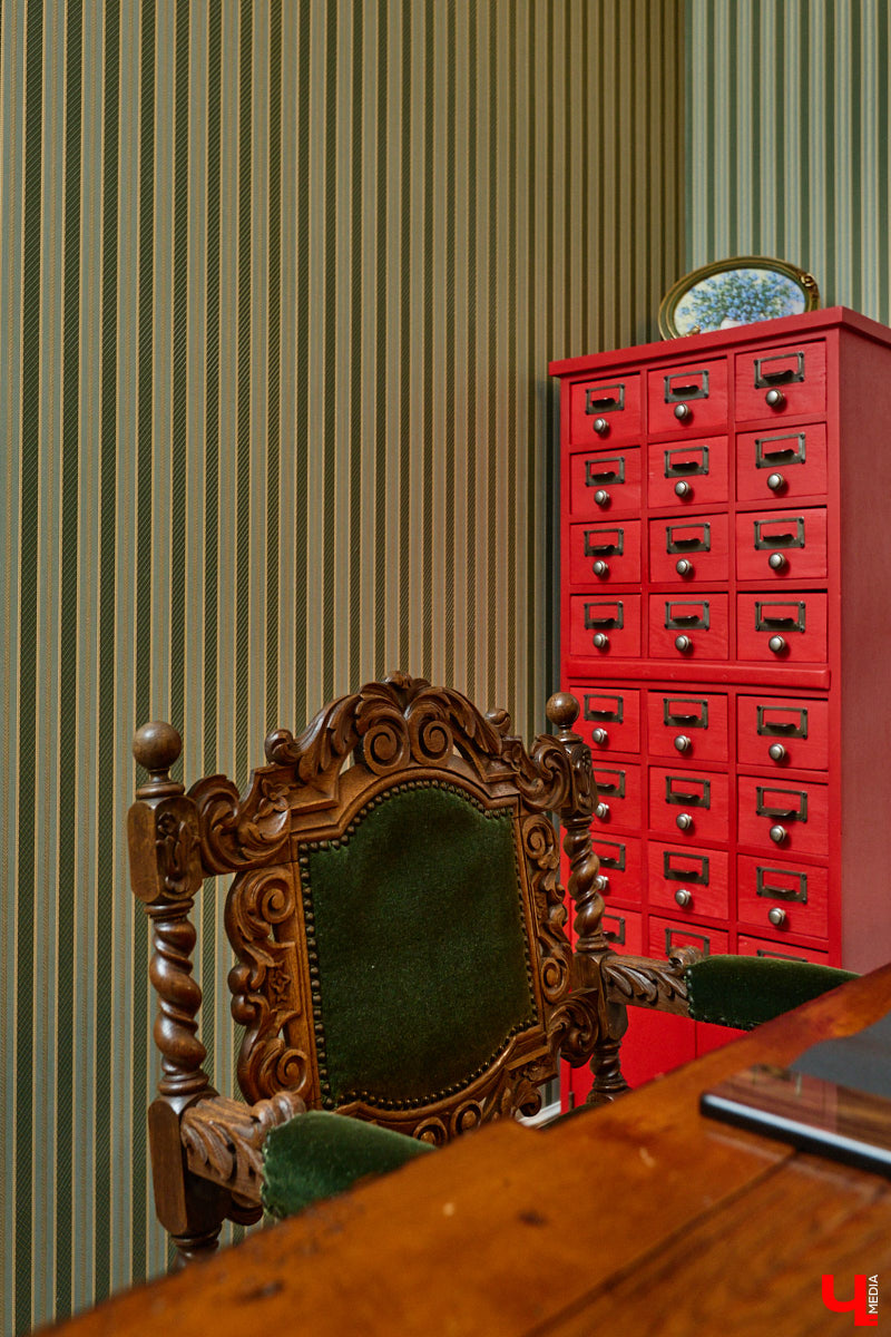 Домики Суздаля радуют взор ажурными узорами, нарядными наличниками и  свежевыкрашенными фасадами. Так и  хочется узнать, что там внутри! «Ключ-Медиа» повезло оказаться за  воротами одного из  строений с  видом на  кремль  — принимала гостей хозяйка роскошного терема Алевтина Савельева.