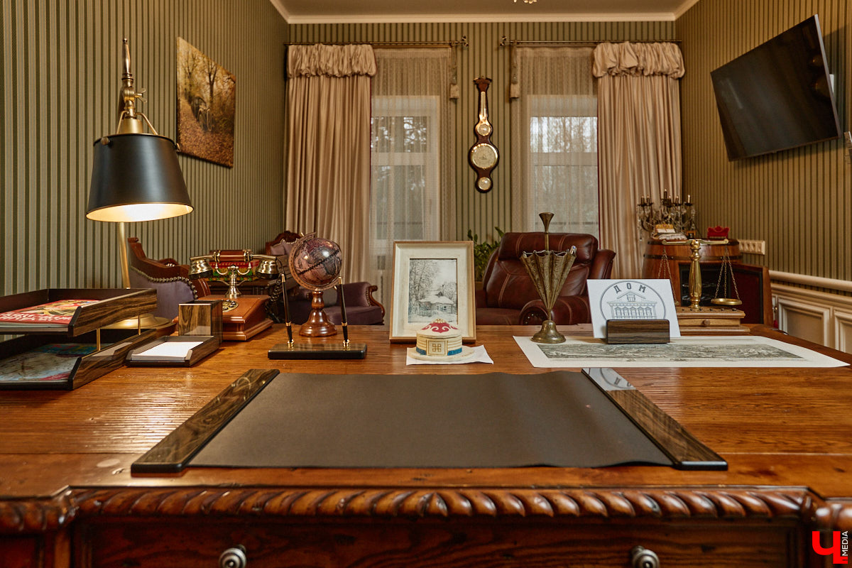 Домики Суздаля радуют взор ажурными узорами, нарядными наличниками и  свежевыкрашенными фасадами. Так и  хочется узнать, что там внутри! «Ключ-Медиа» повезло оказаться за  воротами одного из  строений с  видом на  кремль  — принимала гостей хозяйка роскошного терема Алевтина Савельева.