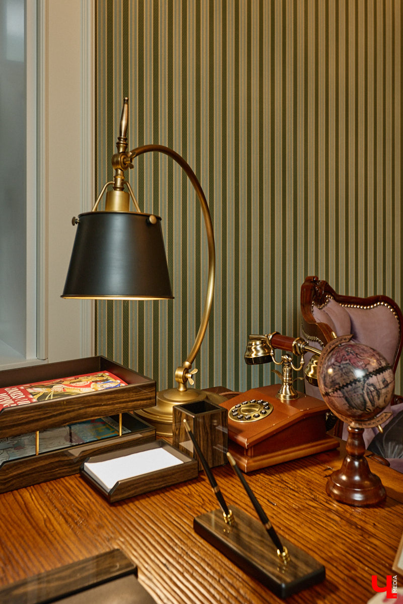 Домики Суздаля радуют взор ажурными узорами, нарядными наличниками и  свежевыкрашенными фасадами. Так и  хочется узнать, что там внутри! «Ключ-Медиа» повезло оказаться за  воротами одного из  строений с  видом на  кремль  — принимала гостей хозяйка роскошного терема Алевтина Савельева.