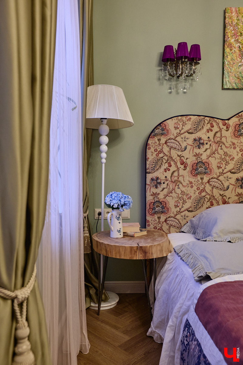 Домики Суздаля радуют взор ажурными узорами, нарядными наличниками и  свежевыкрашенными фасадами. Так и  хочется узнать, что там внутри! «Ключ-Медиа» повезло оказаться за  воротами одного из  строений с  видом на  кремль  — принимала гостей хозяйка роскошного терема Алевтина Савельева.