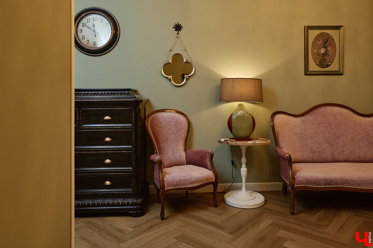 Домики Суздаля радуют взор ажурными узорами, нарядными наличниками и  свежевыкрашенными фасадами. Так и  хочется узнать, что там внутри! «Ключ-Медиа» повезло оказаться за  воротами одного из  строений с  видом на  кремль  — принимала гостей хозяйка роскошного терема Алевтина Савельева.