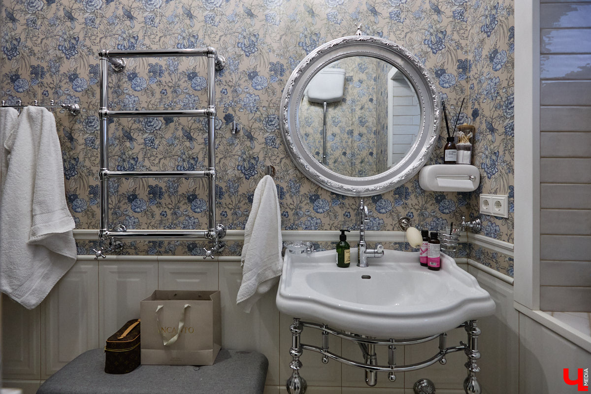 Домики Суздаля радуют взор ажурными узорами, нарядными наличниками и  свежевыкрашенными фасадами. Так и  хочется узнать, что там внутри! «Ключ-Медиа» повезло оказаться за  воротами одного из  строений с  видом на  кремль  — принимала гостей хозяйка роскошного терема Алевтина Савельева.