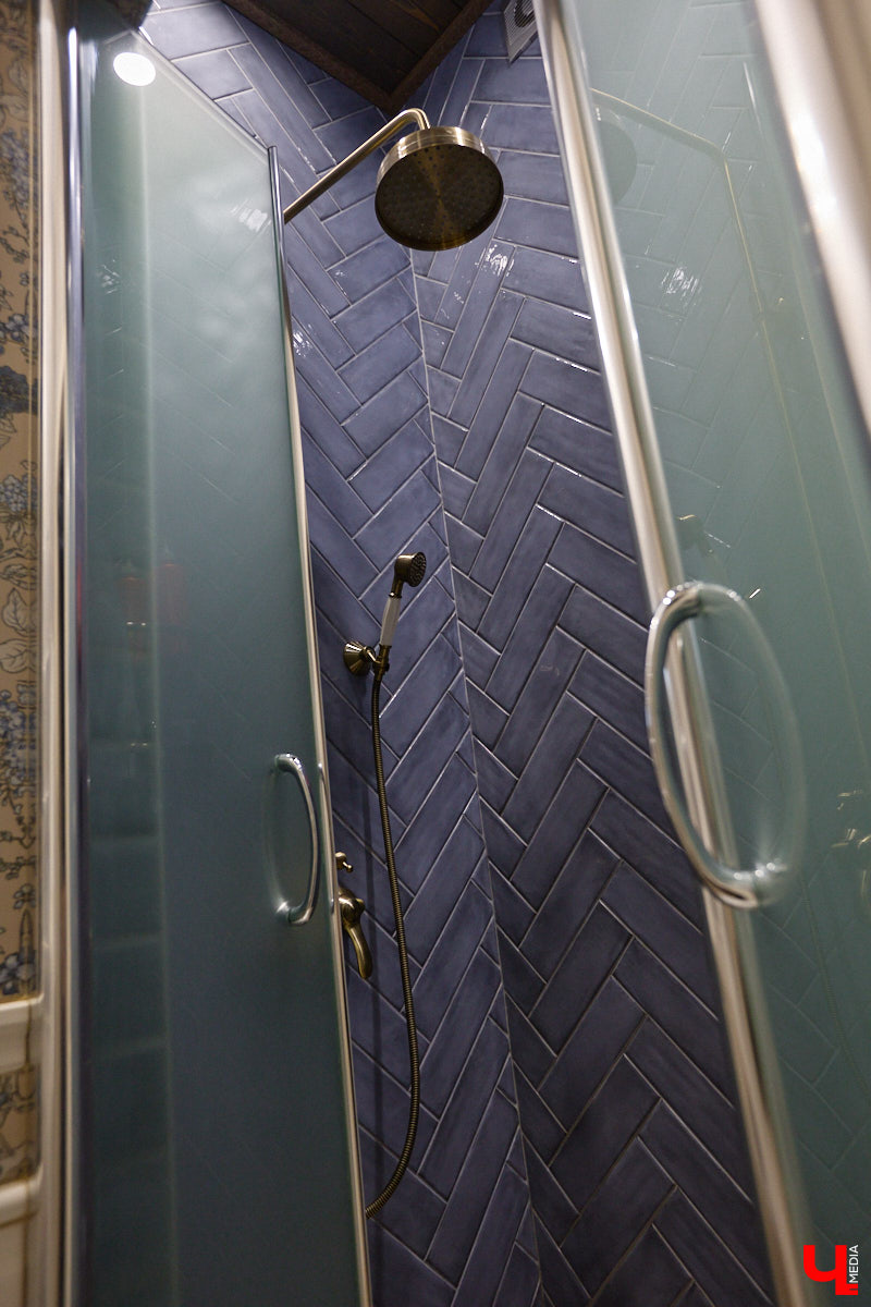 Домики Суздаля радуют взор ажурными узорами, нарядными наличниками и  свежевыкрашенными фасадами. Так и  хочется узнать, что там внутри! «Ключ-Медиа» повезло оказаться за  воротами одного из  строений с  видом на  кремль  — принимала гостей хозяйка роскошного терема Алевтина Савельева.