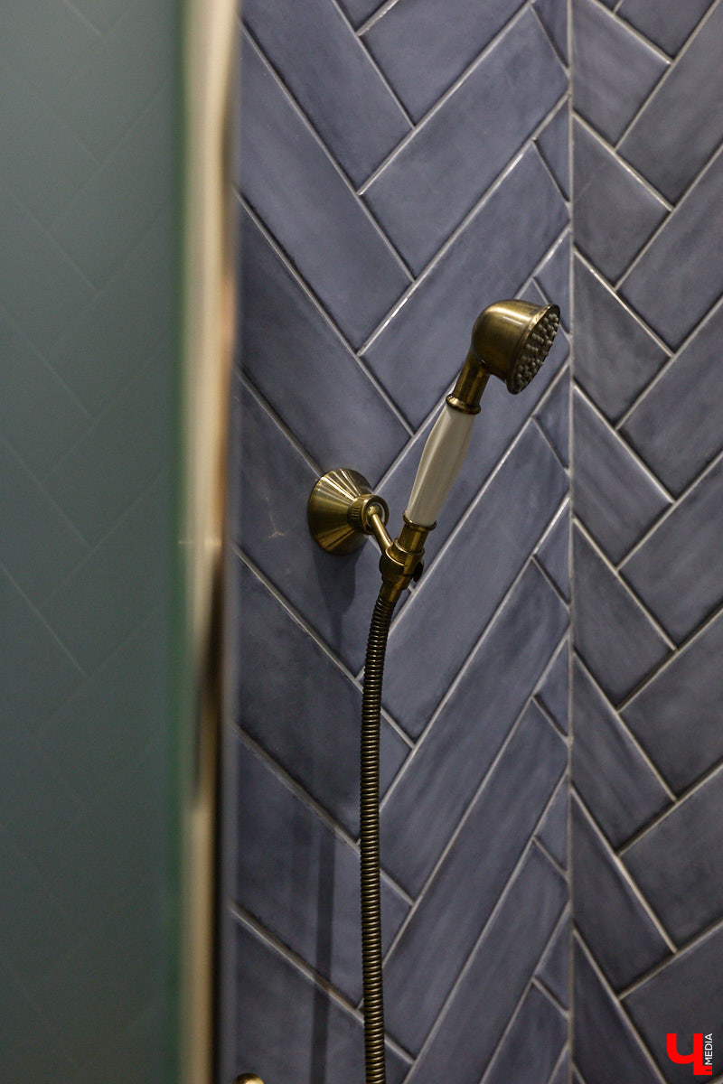 Домики Суздаля радуют взор ажурными узорами, нарядными наличниками и  свежевыкрашенными фасадами. Так и  хочется узнать, что там внутри! «Ключ-Медиа» повезло оказаться за  воротами одного из  строений с  видом на  кремль  — принимала гостей хозяйка роскошного терема Алевтина Савельева.