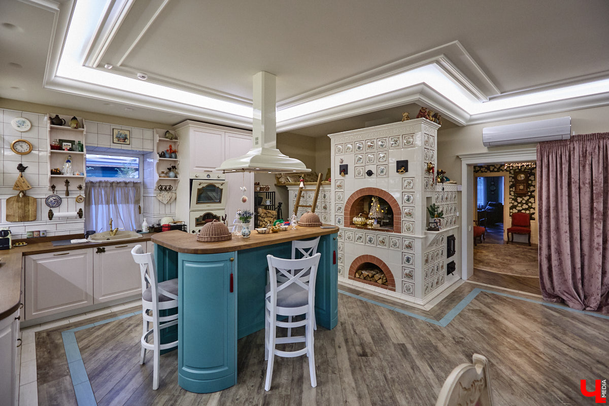 Домики Суздаля радуют взор ажурными узорами, нарядными наличниками и  свежевыкрашенными фасадами. Так и  хочется узнать, что там внутри! «Ключ-Медиа» повезло оказаться за  воротами одного из  строений с  видом на  кремль  — принимала гостей хозяйка роскошного терема Алевтина Савельева.