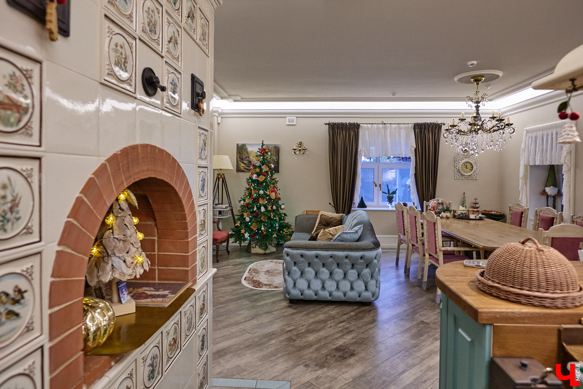 Домики Суздаля радуют взор ажурными узорами, нарядными наличниками и  свежевыкрашенными фасадами. Так и  хочется узнать, что там внутри! «Ключ-Медиа» повезло оказаться за  воротами одного из  строений с  видом на  кремль  — принимала гостей хозяйка роскошного терема Алевтина Савельева.