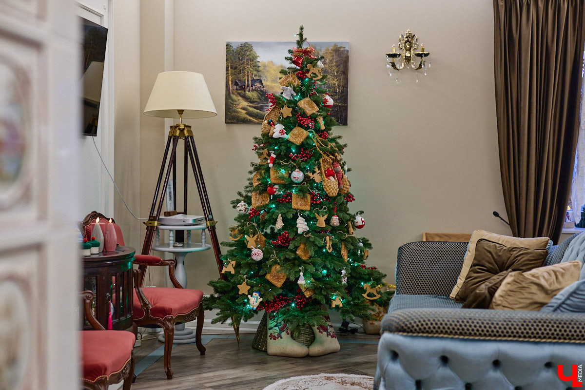 Домики Суздаля радуют взор ажурными узорами, нарядными наличниками и  свежевыкрашенными фасадами. Так и  хочется узнать, что там внутри! «Ключ-Медиа» повезло оказаться за  воротами одного из  строений с  видом на  кремль  — принимала гостей хозяйка роскошного терема Алевтина Савельева.