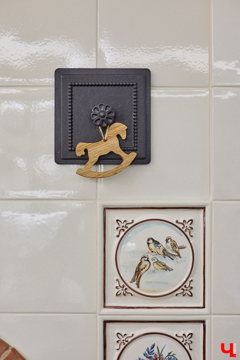 Домики Суздаля радуют взор ажурными узорами, нарядными наличниками и  свежевыкрашенными фасадами. Так и  хочется узнать, что там внутри! «Ключ-Медиа» повезло оказаться за  воротами одного из  строений с  видом на  кремль  — принимала гостей хозяйка роскошного терема Алевтина Савельева.