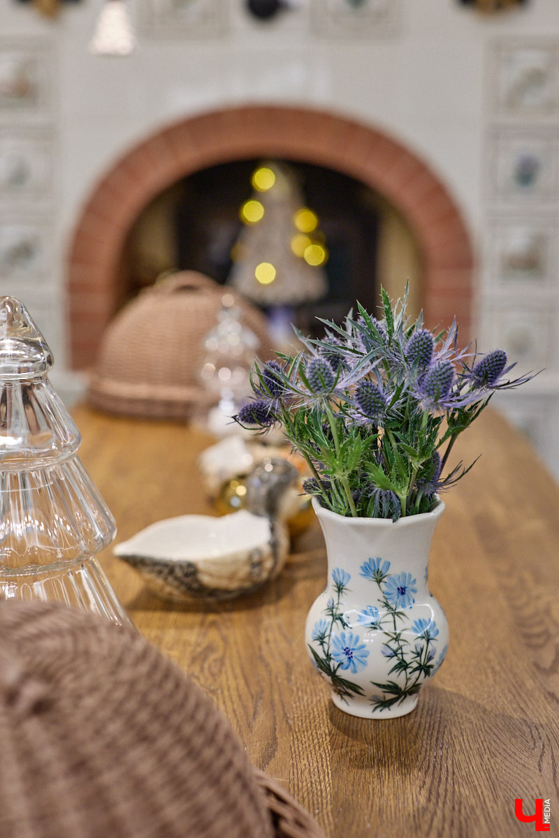 Домики Суздаля радуют взор ажурными узорами, нарядными наличниками и  свежевыкрашенными фасадами. Так и  хочется узнать, что там внутри! «Ключ-Медиа» повезло оказаться за  воротами одного из  строений с  видом на  кремль  — принимала гостей хозяйка роскошного терема Алевтина Савельева.