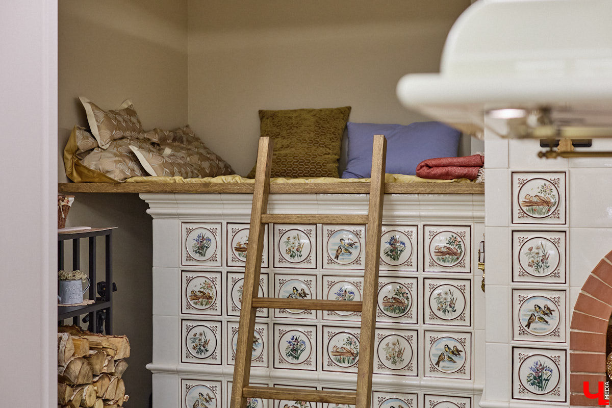 Домики Суздаля радуют взор ажурными узорами, нарядными наличниками и  свежевыкрашенными фасадами. Так и  хочется узнать, что там внутри! «Ключ-Медиа» повезло оказаться за  воротами одного из  строений с  видом на  кремль  — принимала гостей хозяйка роскошного терема Алевтина Савельева.