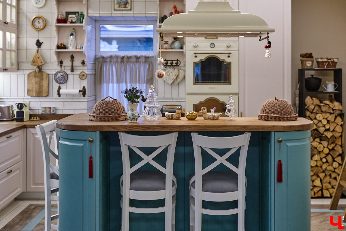 Домики Суздаля радуют взор ажурными узорами, нарядными наличниками и  свежевыкрашенными фасадами. Так и  хочется узнать, что там внутри! «Ключ-Медиа» повезло оказаться за  воротами одного из  строений с  видом на  кремль  — принимала гостей хозяйка роскошного терема Алевтина Савельева.