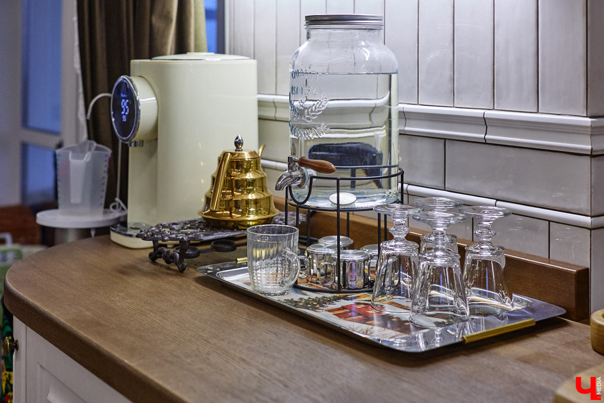 Домики Суздаля радуют взор ажурными узорами, нарядными наличниками и  свежевыкрашенными фасадами. Так и  хочется узнать, что там внутри! «Ключ-Медиа» повезло оказаться за  воротами одного из  строений с  видом на  кремль  — принимала гостей хозяйка роскошного терема Алевтина Савельева.