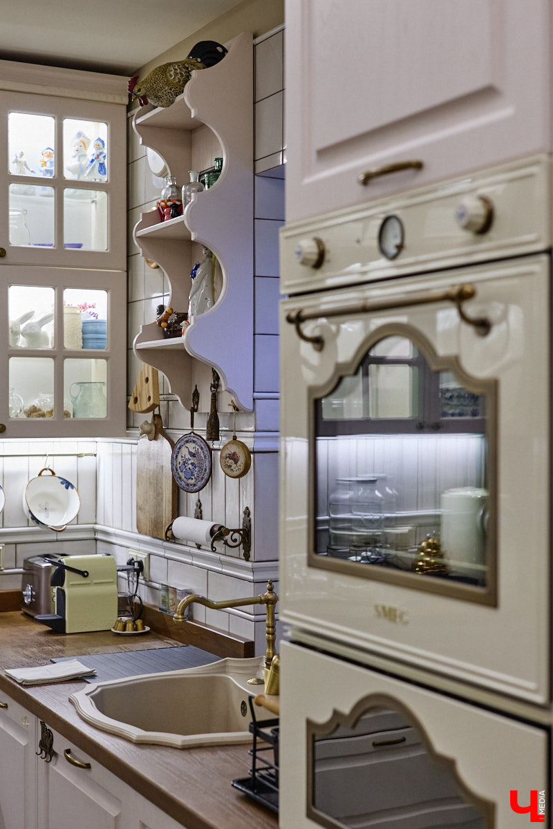 Домики Суздаля радуют взор ажурными узорами, нарядными наличниками и  свежевыкрашенными фасадами. Так и  хочется узнать, что там внутри! «Ключ-Медиа» повезло оказаться за  воротами одного из  строений с  видом на  кремль  — принимала гостей хозяйка роскошного терема Алевтина Савельева.