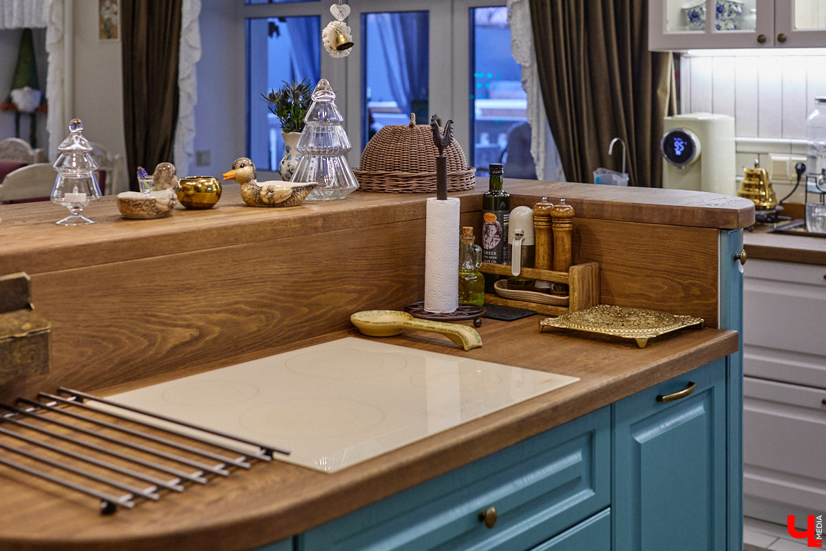 Домики Суздаля радуют взор ажурными узорами, нарядными наличниками и  свежевыкрашенными фасадами. Так и  хочется узнать, что там внутри! «Ключ-Медиа» повезло оказаться за  воротами одного из  строений с  видом на  кремль  — принимала гостей хозяйка роскошного терема Алевтина Савельева.