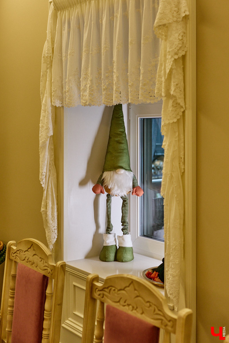 Домики Суздаля радуют взор ажурными узорами, нарядными наличниками и  свежевыкрашенными фасадами. Так и  хочется узнать, что там внутри! «Ключ-Медиа» повезло оказаться за  воротами одного из  строений с  видом на  кремль  — принимала гостей хозяйка роскошного терема Алевтина Савельева.