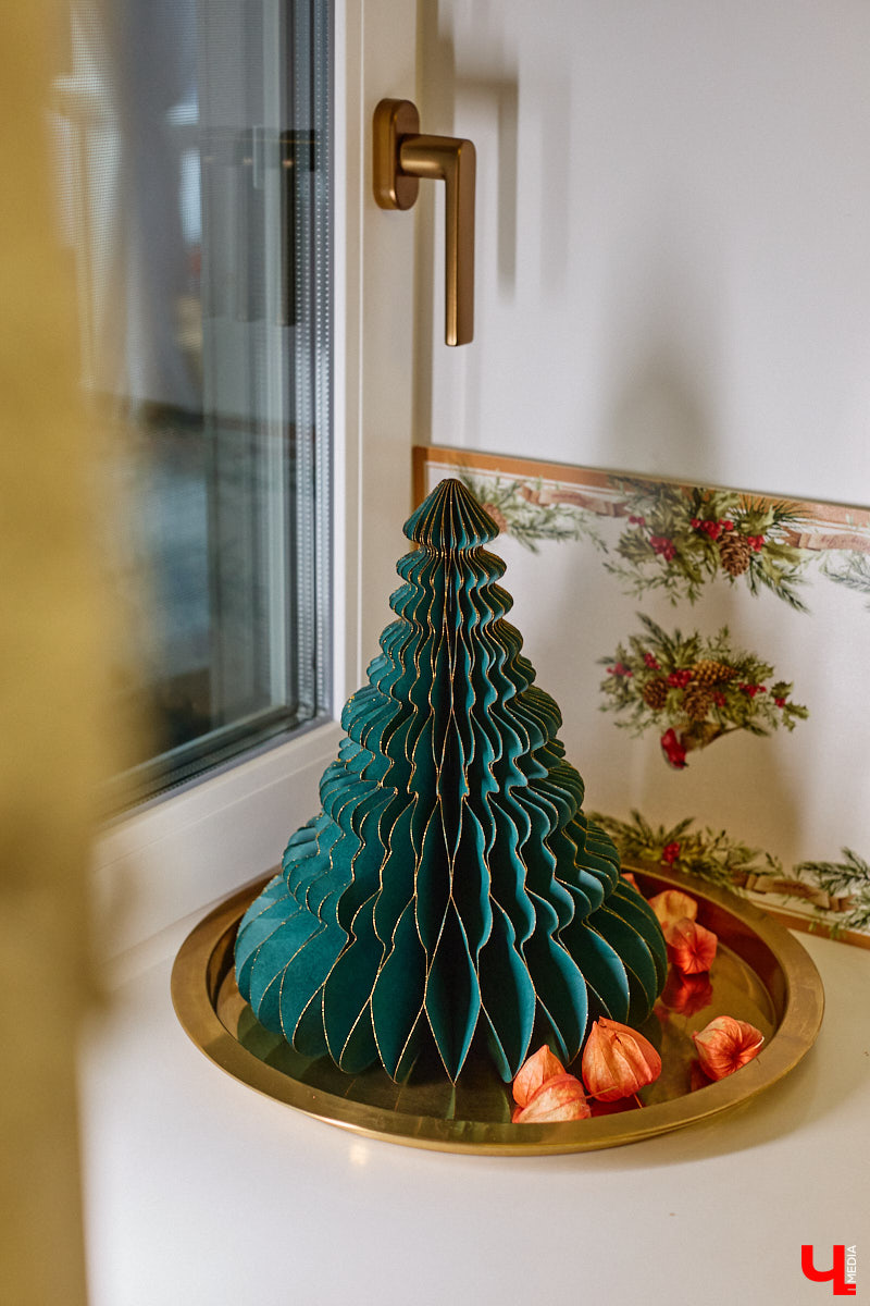 Домики Суздаля радуют взор ажурными узорами, нарядными наличниками и  свежевыкрашенными фасадами. Так и  хочется узнать, что там внутри! «Ключ-Медиа» повезло оказаться за  воротами одного из  строений с  видом на  кремль  — принимала гостей хозяйка роскошного терема Алевтина Савельева.