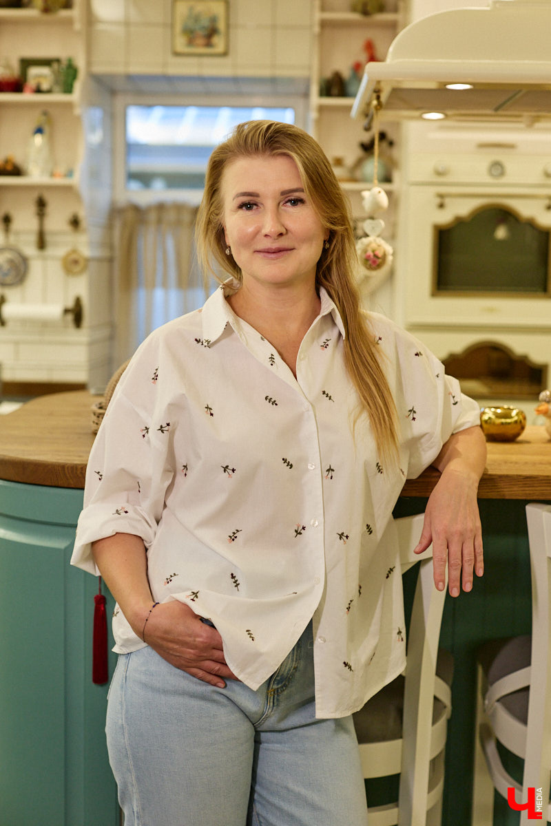 Домики Суздаля радуют взор ажурными узорами, нарядными наличниками и  свежевыкрашенными фасадами. Так и  хочется узнать, что там внутри! «Ключ-Медиа» повезло оказаться за  воротами одного из  строений с  видом на  кремль  — принимала гостей хозяйка роскошного терема Алевтина Савельева.