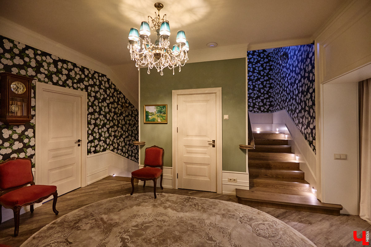 Домики Суздаля радуют взор ажурными узорами, нарядными наличниками и  свежевыкрашенными фасадами. Так и  хочется узнать, что там внутри! «Ключ-Медиа» повезло оказаться за  воротами одного из  строений с  видом на  кремль  — принимала гостей хозяйка роскошного терема Алевтина Савельева.