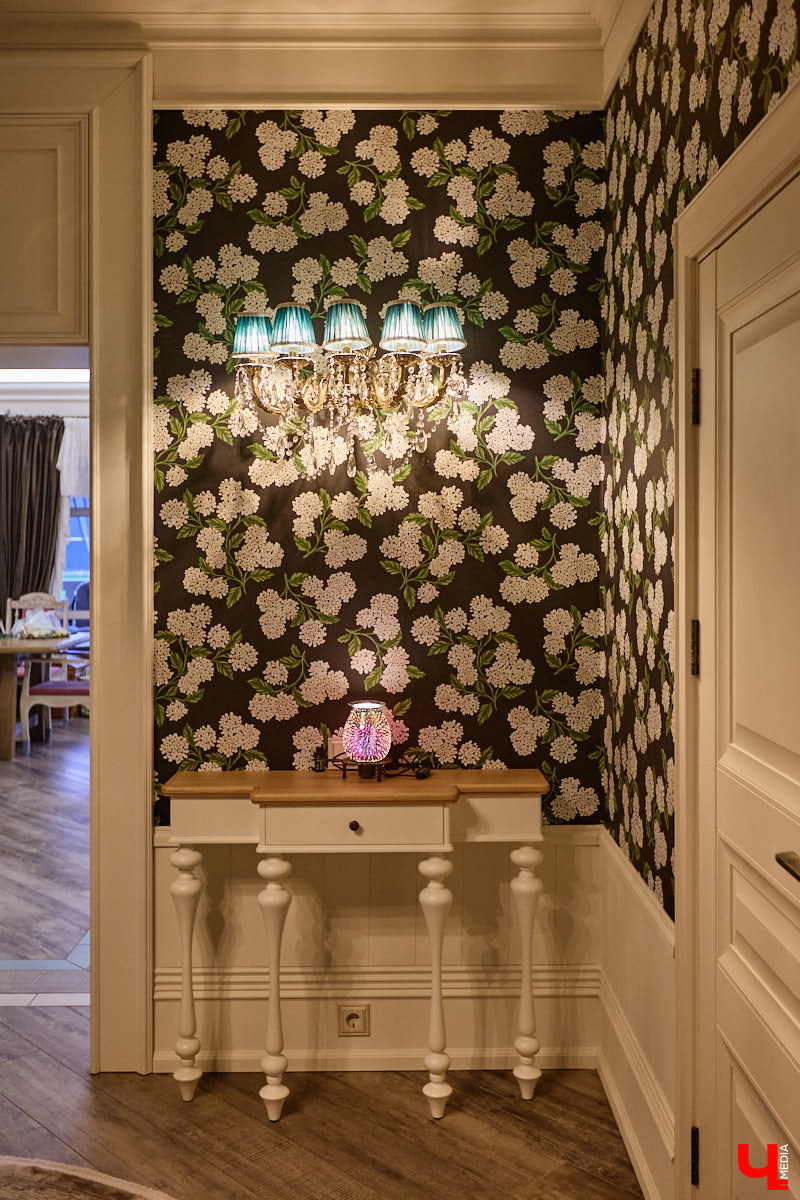 Домики Суздаля радуют взор ажурными узорами, нарядными наличниками и  свежевыкрашенными фасадами. Так и  хочется узнать, что там внутри! «Ключ-Медиа» повезло оказаться за  воротами одного из  строений с  видом на  кремль  — принимала гостей хозяйка роскошного терема Алевтина Савельева.