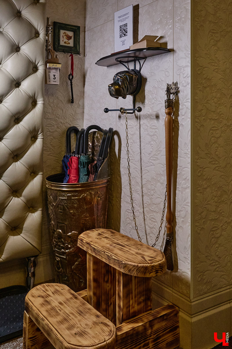 Домики Суздаля радуют взор ажурными узорами, нарядными наличниками и  свежевыкрашенными фасадами. Так и  хочется узнать, что там внутри! «Ключ-Медиа» повезло оказаться за  воротами одного из  строений с  видом на  кремль  — принимала гостей хозяйка роскошного терема Алевтина Савельева.