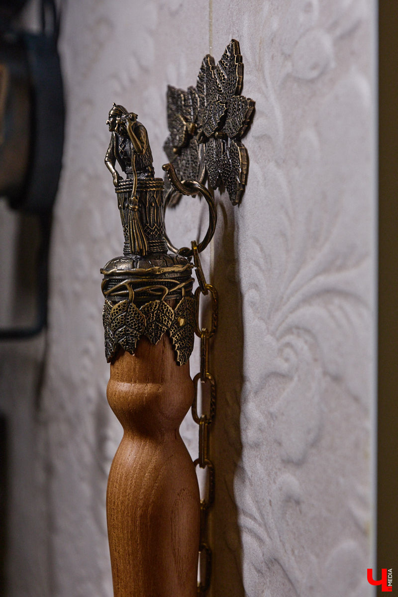 Домики Суздаля радуют взор ажурными узорами, нарядными наличниками и  свежевыкрашенными фасадами. Так и  хочется узнать, что там внутри! «Ключ-Медиа» повезло оказаться за  воротами одного из  строений с  видом на  кремль  — принимала гостей хозяйка роскошного терема Алевтина Савельева.