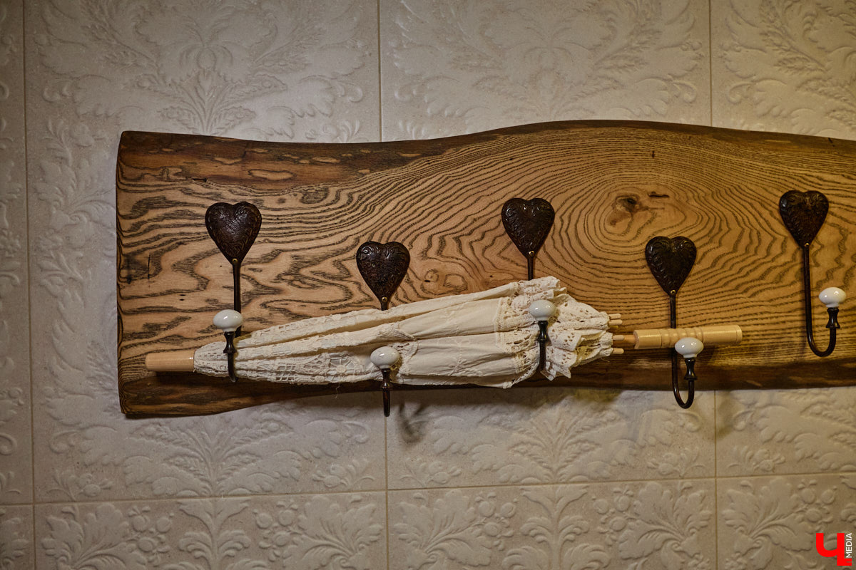 Домики Суздаля радуют взор ажурными узорами, нарядными наличниками и  свежевыкрашенными фасадами. Так и  хочется узнать, что там внутри! «Ключ-Медиа» повезло оказаться за  воротами одного из  строений с  видом на  кремль  — принимала гостей хозяйка роскошного терема Алевтина Савельева.