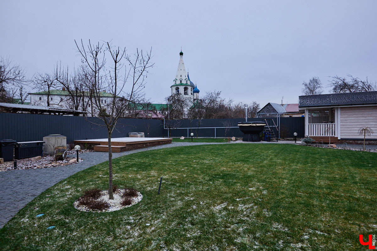 Домики Суздаля радуют взор ажурными узорами, нарядными наличниками и  свежевыкрашенными фасадами. Так и  хочется узнать, что там внутри! «Ключ-Медиа» повезло оказаться за  воротами одного из  строений с  видом на  кремль  — принимала гостей хозяйка роскошного терема Алевтина Савельева.