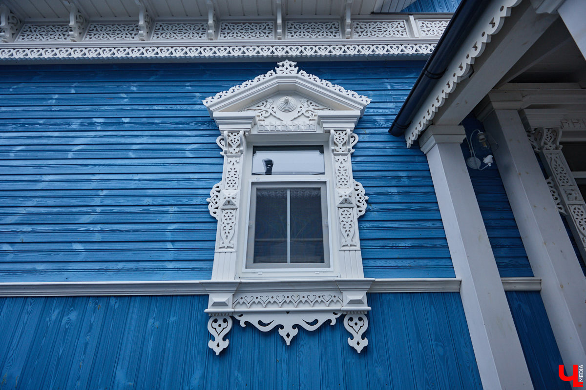 Домики Суздаля радуют взор ажурными узорами, нарядными наличниками и  свежевыкрашенными фасадами. Так и  хочется узнать, что там внутри! «Ключ-Медиа» повезло оказаться за  воротами одного из  строений с  видом на  кремль  — принимала гостей хозяйка роскошного терема Алевтина Савельева.