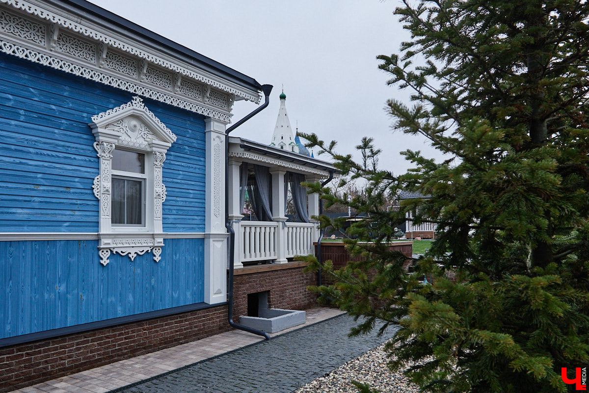 Домики Суздаля радуют взор ажурными узорами, нарядными наличниками и  свежевыкрашенными фасадами. Так и  хочется узнать, что там внутри! «Ключ-Медиа» повезло оказаться за  воротами одного из  строений с  видом на  кремль  — принимала гостей хозяйка роскошного терема Алевтина Савельева.