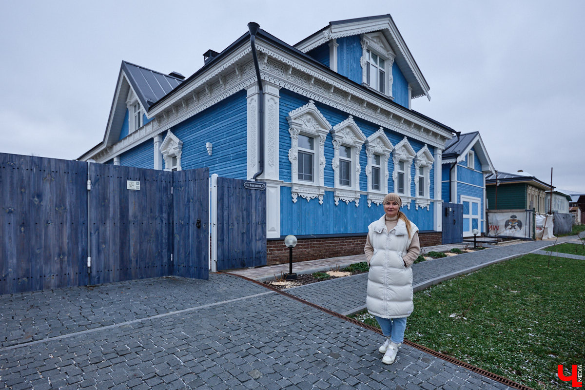 Домики Суздаля радуют взор ажурными узорами, нарядными наличниками и  свежевыкрашенными фасадами. Так и  хочется узнать, что там внутри! «Ключ-Медиа» повезло оказаться за  воротами одного из  строений с  видом на  кремль  — принимала гостей хозяйка роскошного терема Алевтина Савельева.