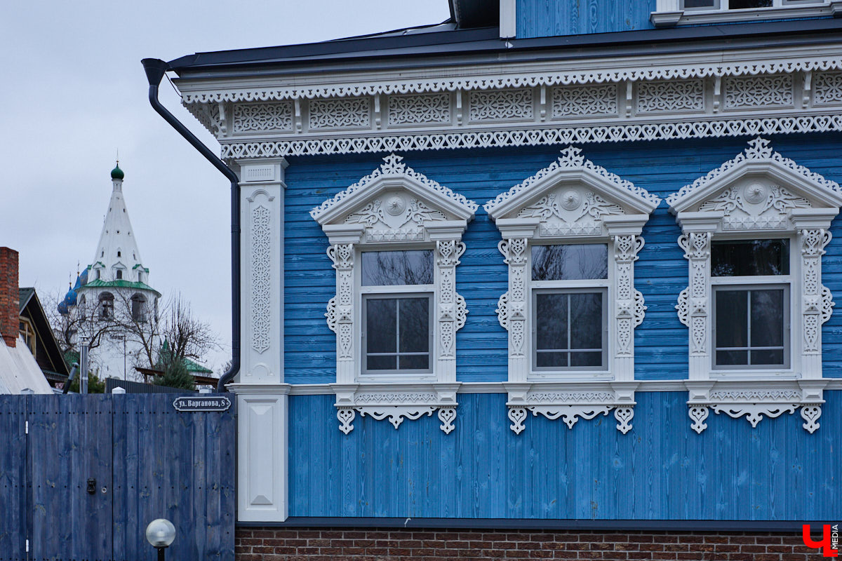 Домики Суздаля радуют взор ажурными узорами, нарядными наличниками и  свежевыкрашенными фасадами. Так и  хочется узнать, что там внутри! «Ключ-Медиа» повезло оказаться за  воротами одного из  строений с  видом на  кремль  — принимала гостей хозяйка роскошного терема Алевтина Савельева.