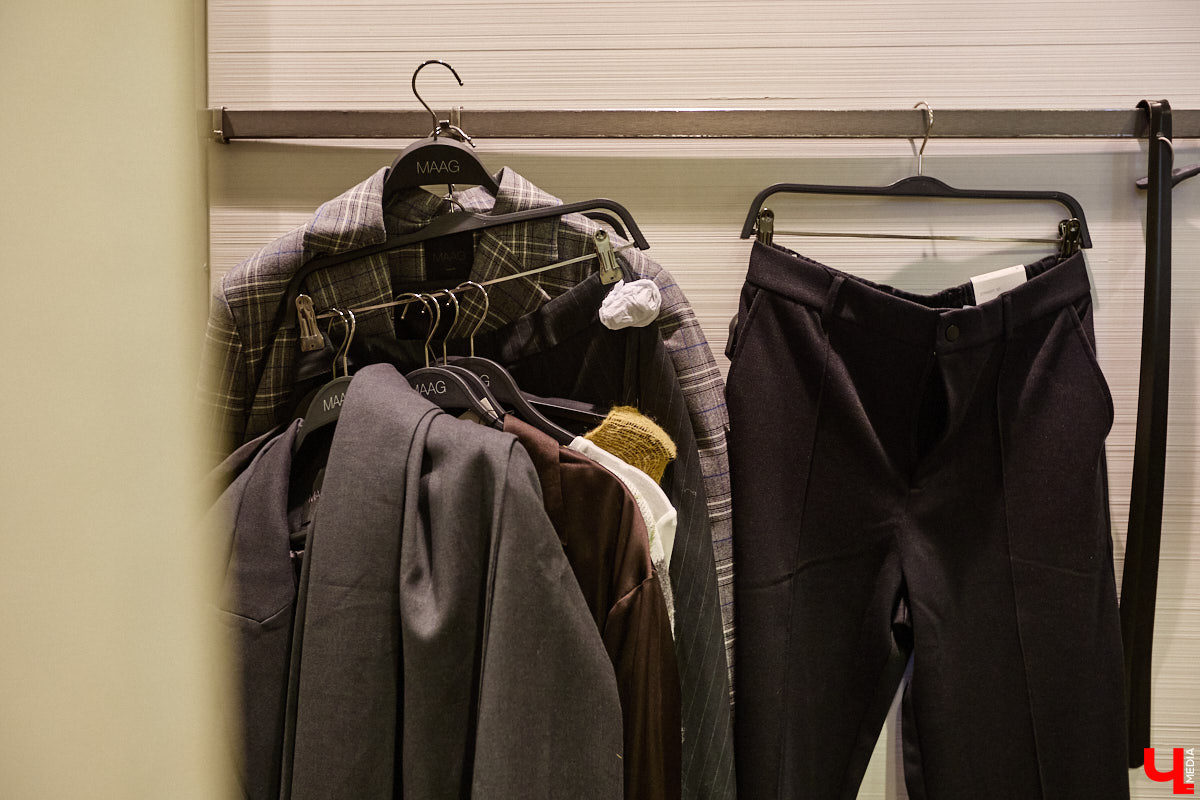 Как известно, встречают обычно по одежке. Доказан сей факт в том числе и любимцем зрителей по всему миру Педро Паскалем. Стиль одного из самых востребованных актеров Голливуда одновременно удивляет и восхищает, гардероб звезды сериала The Last of Us регулярно обсуждают модные медиа. Мы взяли на вооружение несколько особенно выразительных look’ов всеобщего краша и в компании стилиста Любавы Соколовой отправились на шопинг в магазины Владимира.