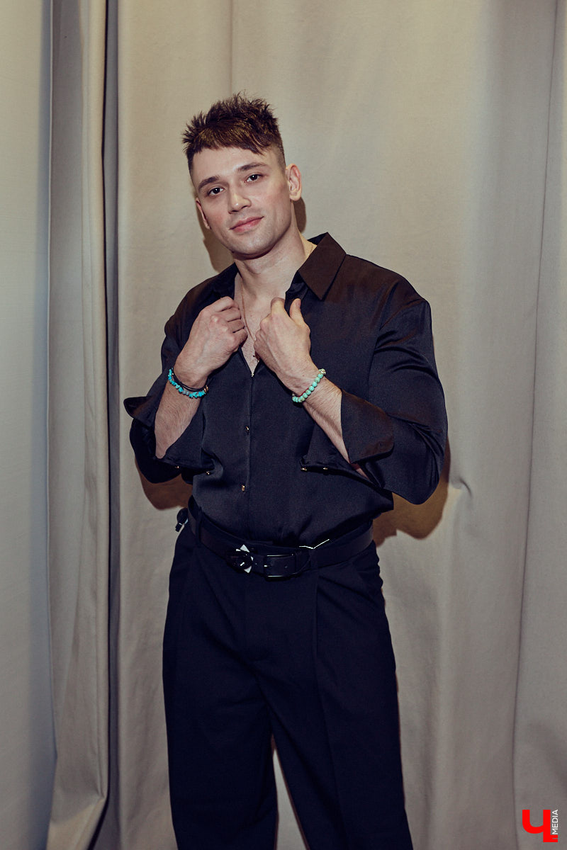 Как известно, встречают обычно по одежке. Доказан сей факт в том числе и любимцем зрителей по всему миру Педро Паскалем. Стиль одного из самых востребованных актеров Голливуда одновременно удивляет и восхищает, гардероб звезды сериала The Last of Us регулярно обсуждают модные медиа. Мы взяли на вооружение несколько особенно выразительных look’ов всеобщего краша и в компании стилиста Любавы Соколовой отправились на шопинг в магазины Владимира.