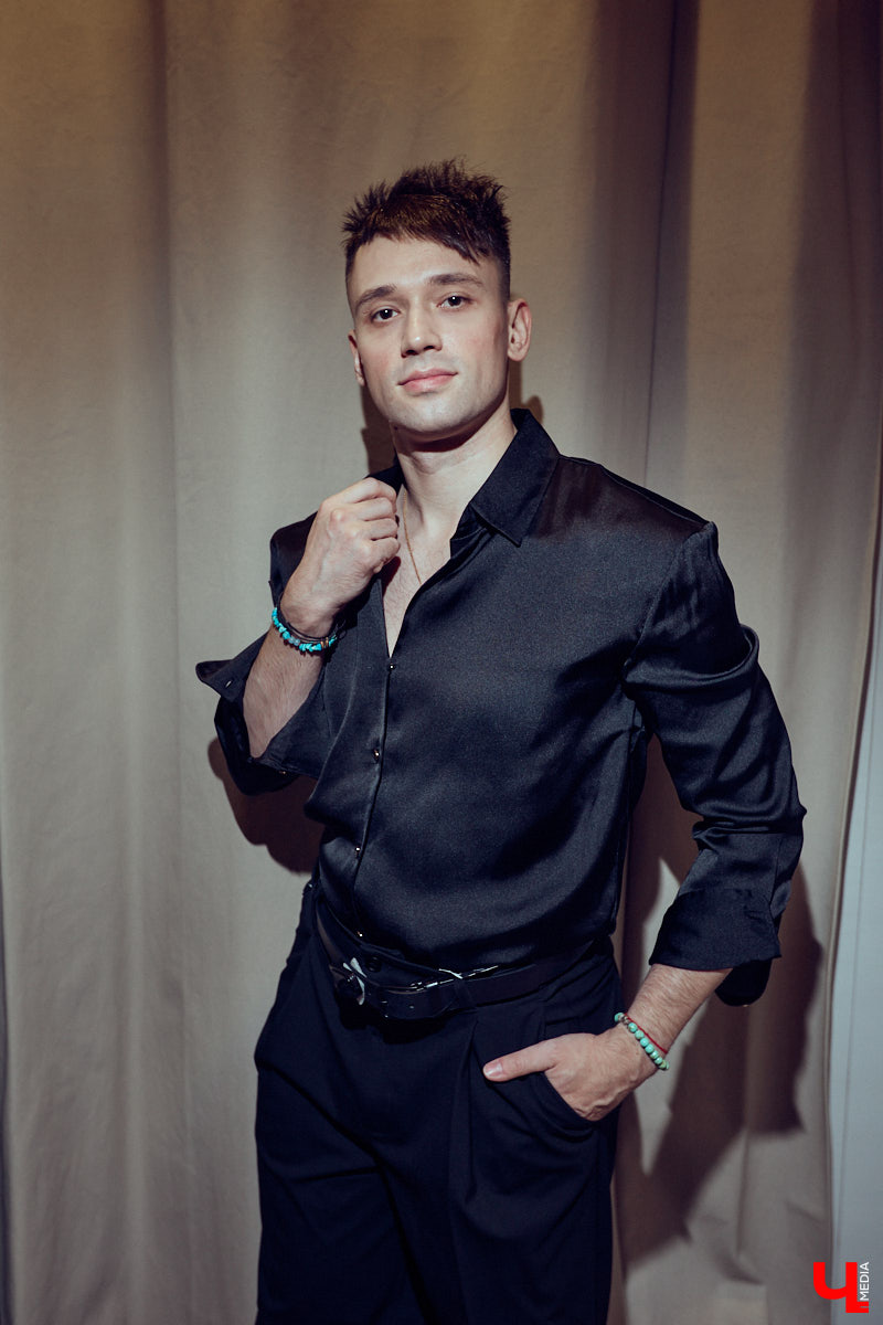 Как известно, встречают обычно по одежке. Доказан сей факт в том числе и любимцем зрителей по всему миру Педро Паскалем. Стиль одного из самых востребованных актеров Голливуда одновременно удивляет и восхищает, гардероб звезды сериала The Last of Us регулярно обсуждают модные медиа. Мы взяли на вооружение несколько особенно выразительных look’ов всеобщего краша и в компании стилиста Любавы Соколовой отправились на шопинг в магазины Владимира.