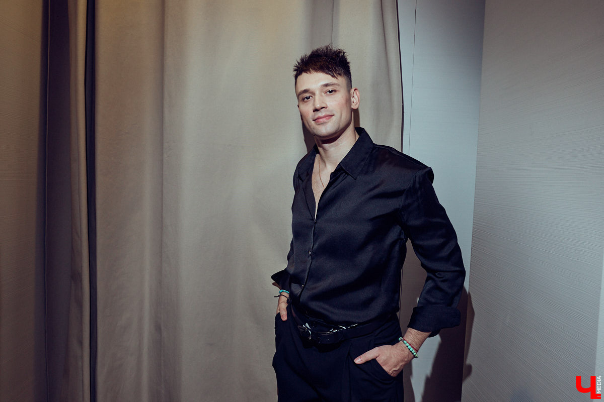 Как известно, встречают обычно по одежке. Доказан сей факт в том числе и любимцем зрителей по всему миру Педро Паскалем. Стиль одного из самых востребованных актеров Голливуда одновременно удивляет и восхищает, гардероб звезды сериала The Last of Us регулярно обсуждают модные медиа. Мы взяли на вооружение несколько особенно выразительных look’ов всеобщего краша и в компании стилиста Любавы Соколовой отправились на шопинг в магазины Владимира.