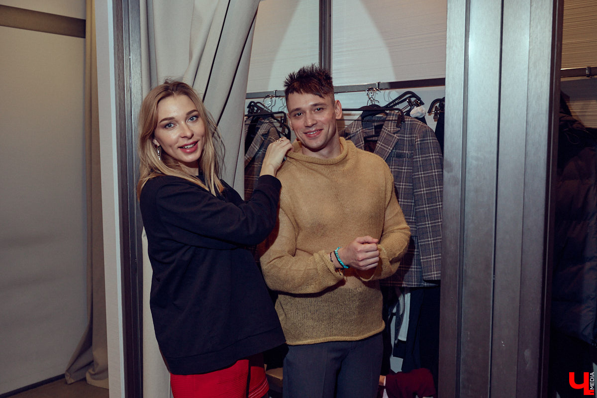 Как известно, встречают обычно по одежке. Доказан сей факт в том числе и любимцем зрителей по всему миру Педро Паскалем. Стиль одного из самых востребованных актеров Голливуда одновременно удивляет и восхищает, гардероб звезды сериала The Last of Us регулярно обсуждают модные медиа. Мы взяли на вооружение несколько особенно выразительных look’ов всеобщего краша и в компании стилиста Любавы Соколовой отправились на шопинг в магазины Владимира.